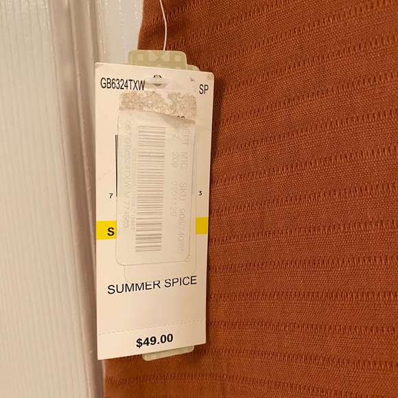 NWT mini skirt with beautiful stitching - Picture 3 of 6